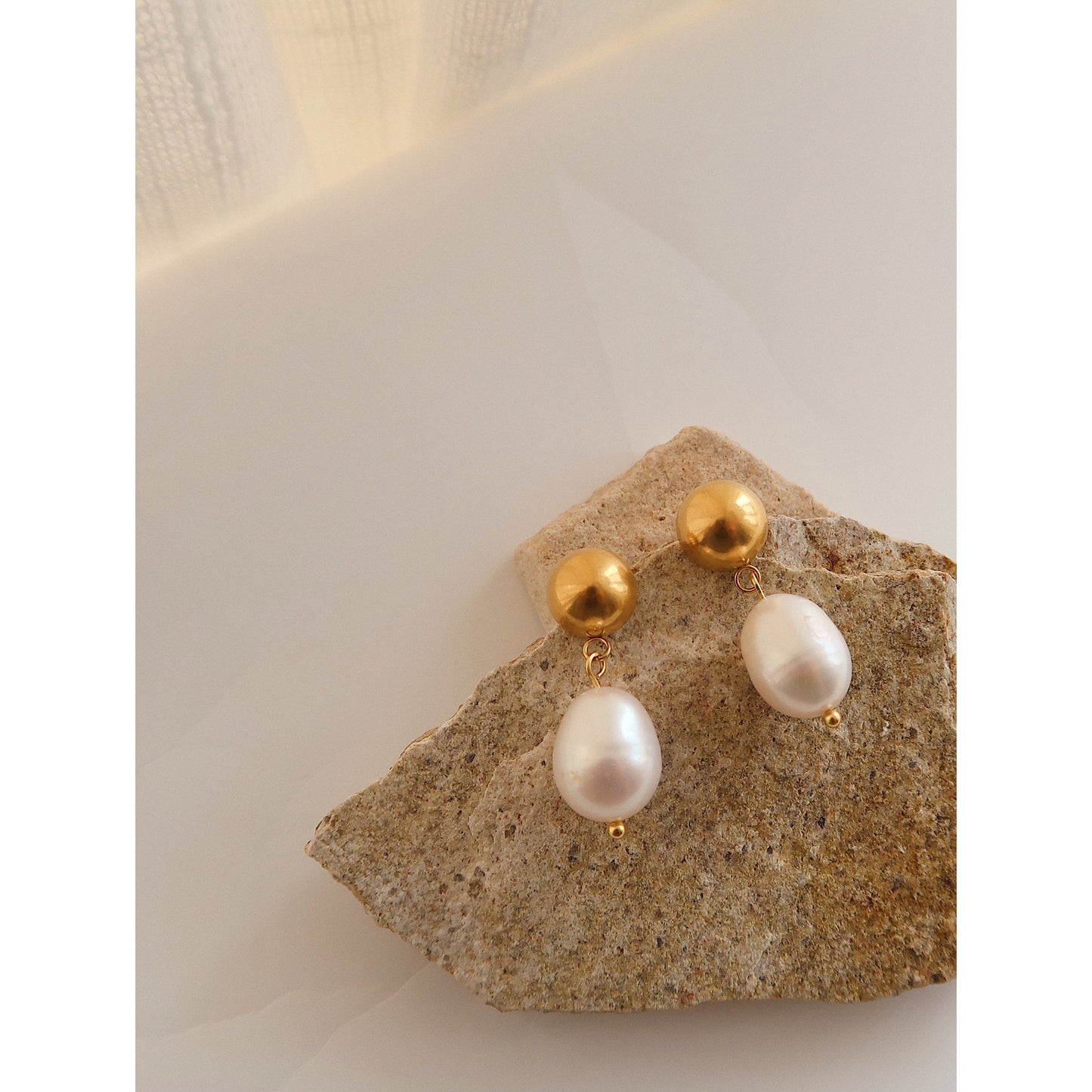 stylish women’s jewelry gift set featuring pearls and gold accents.