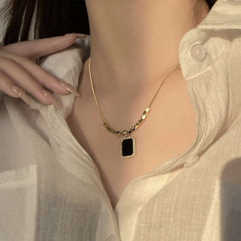 "Elegant daily wearable neckpiece in 18kt gold for women."
Perfect gift for women's
