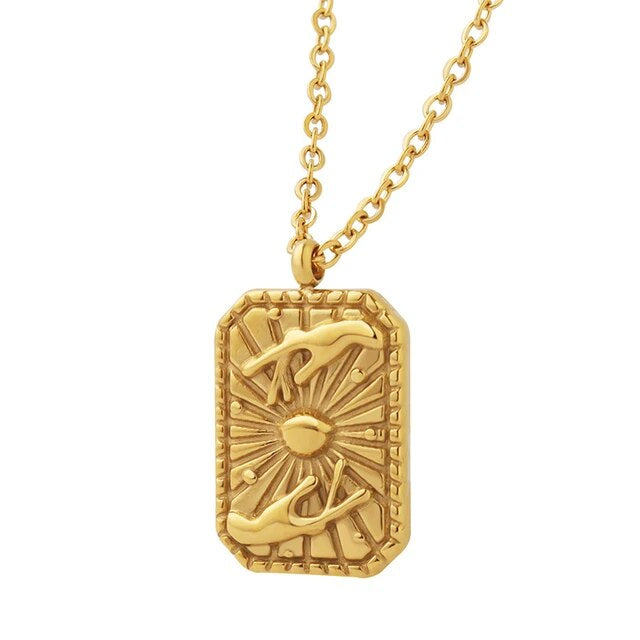 "Chic and versatile neckpiece, perfect for everyday wear."