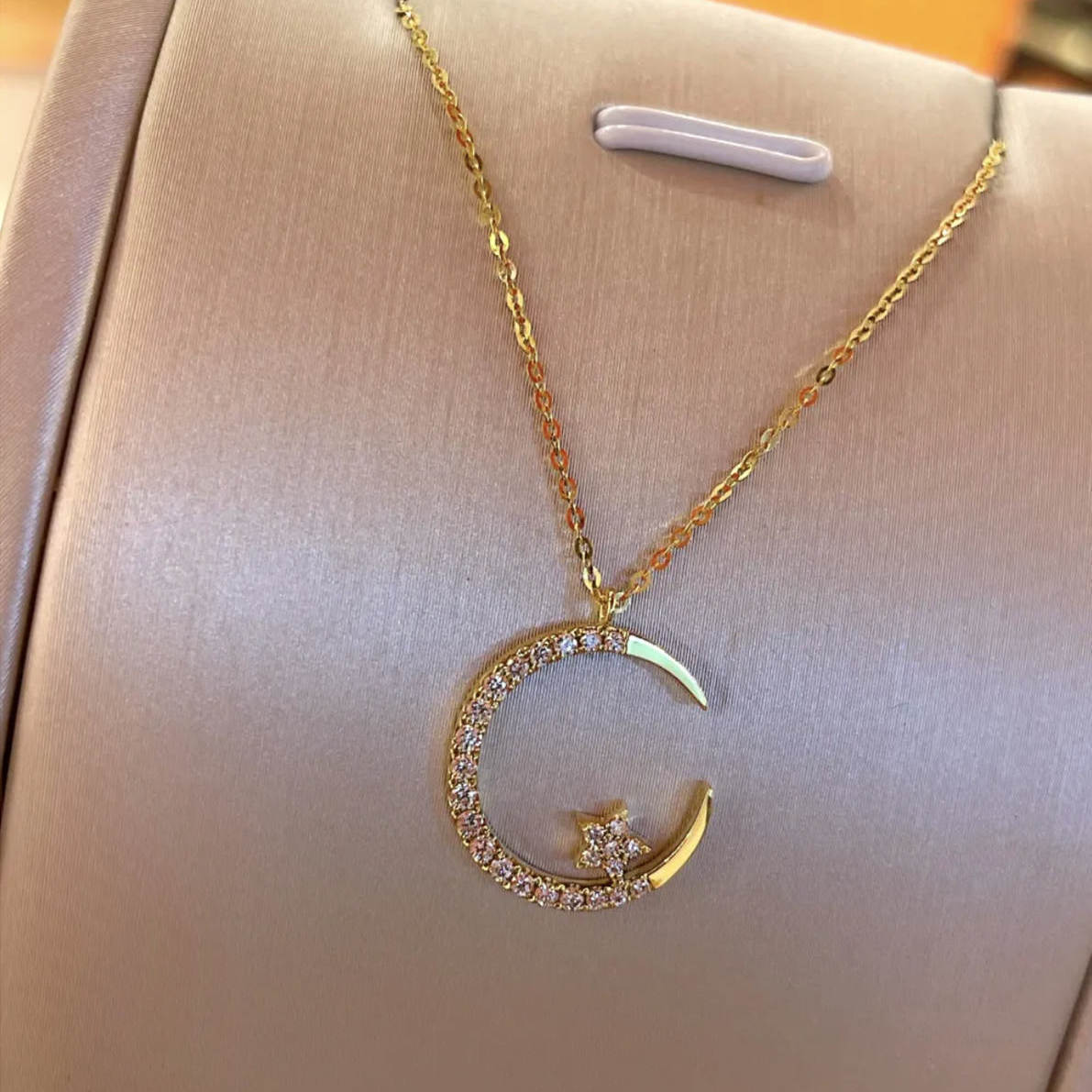 Stylish women’s jewelry gift
Comes With a Premium Gifting/Storage Box.