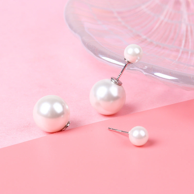 the double-sided pearls create a bold, yet elegant statement, making these stud earrings a must-have accessory.
