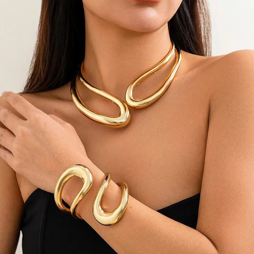 "A touch of gold, a shine that gleams—this necklace is the embodiment of your dreams."