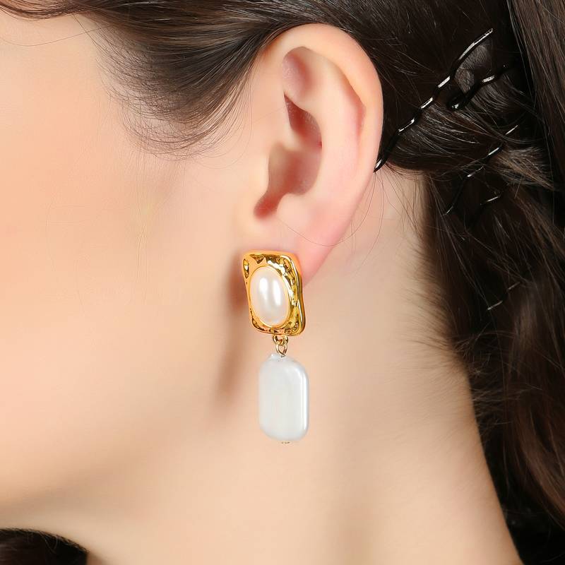 Absolutely Anti-Tarnish & Water Proof.
keeping your pearls shining bright.