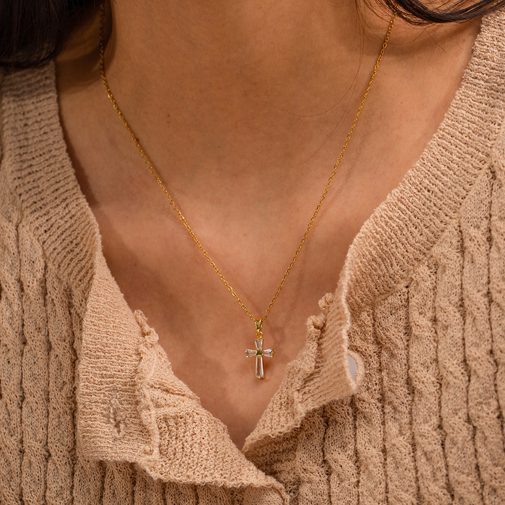 "Elegant gold neckpiece for women’s daily wear, offering classic charm."