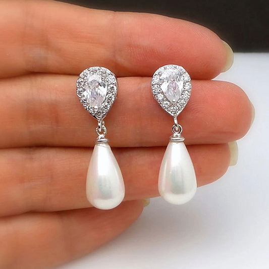 These earrings are a beautiful gift for any occasion, featuring pearls that radiate elegance and refinement in a dewdrop design.