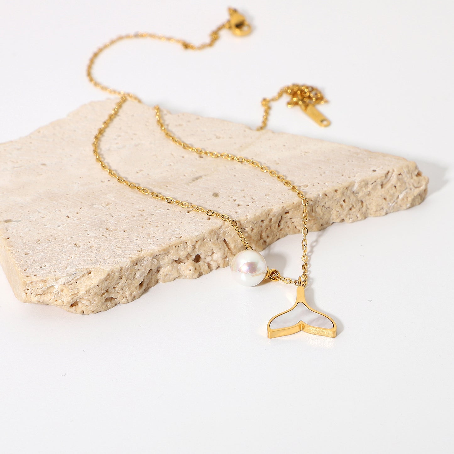 This necklace combines modern design with the classic beauty of pearls, making it an ideal choice for birthdays or anniversaries.