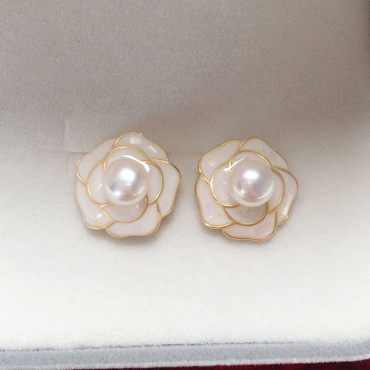 these Elegant Pearl flower Earrings. Made of 925 silver and natural pearl