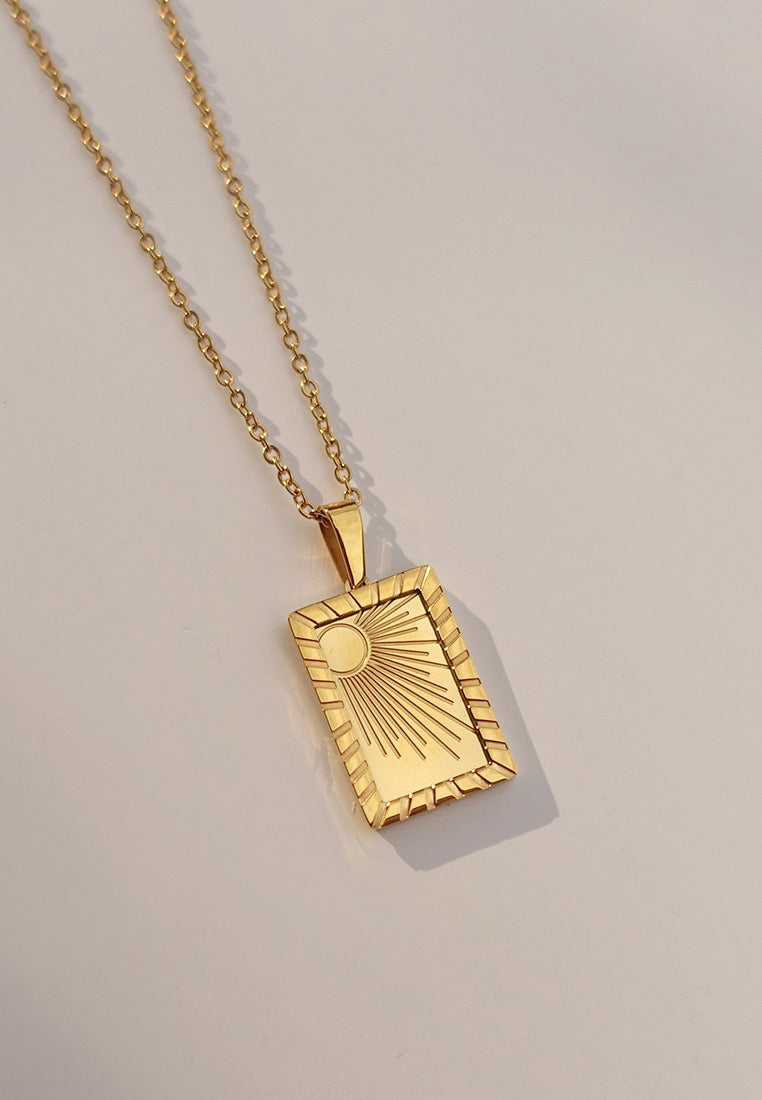 "Elegant gold neckpiece for women’s daily wear, offering classic charm."