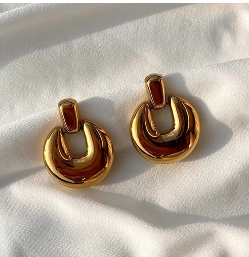 "Stylish women’s jewelry gift set and gold accents."