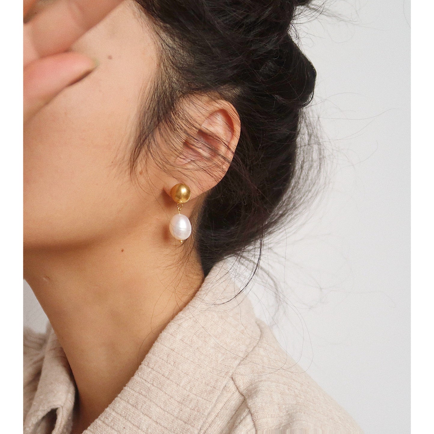 Elegant and versatile, the Pearl Tiny Drop Earrings bring a soft, feminine touch to your jewelry collection, perfect for any style.