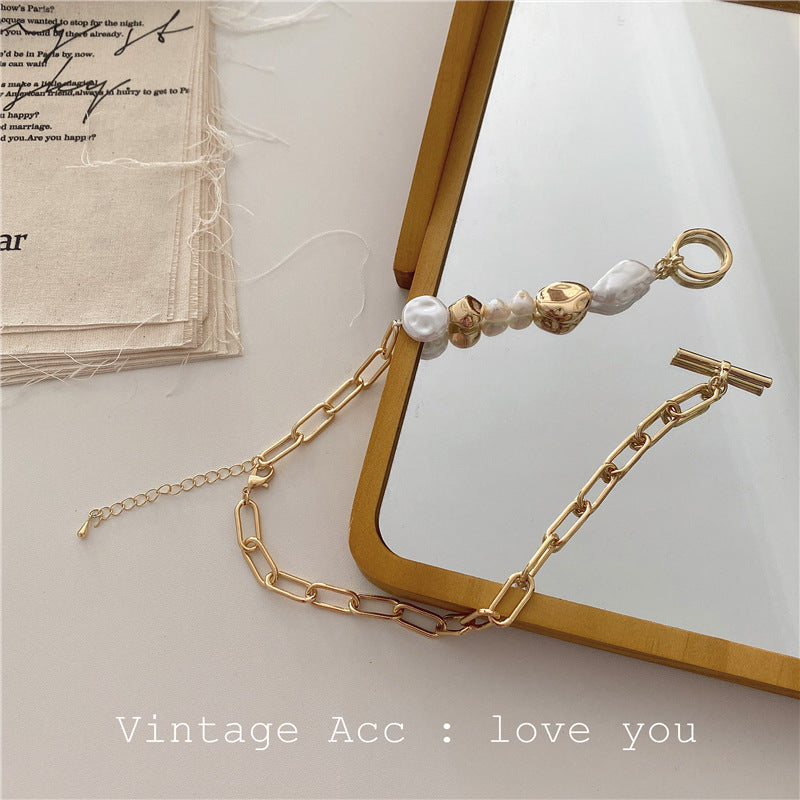 Crafted with irregular-shaped Baroque pearls, this necklace offers a bold, timeless design with a natural, luxurious appeal.