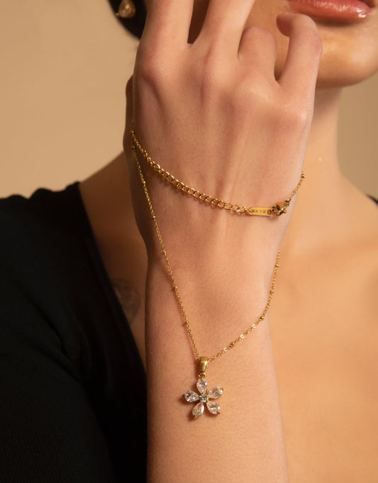 "Let your beauty blossom with every wear."
"A symbol of growth and grace – the Blossom Necklace."