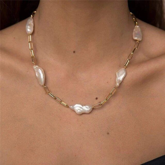 "Anti-tarnish pearl jewelry, showcasing a lustrous necklace."