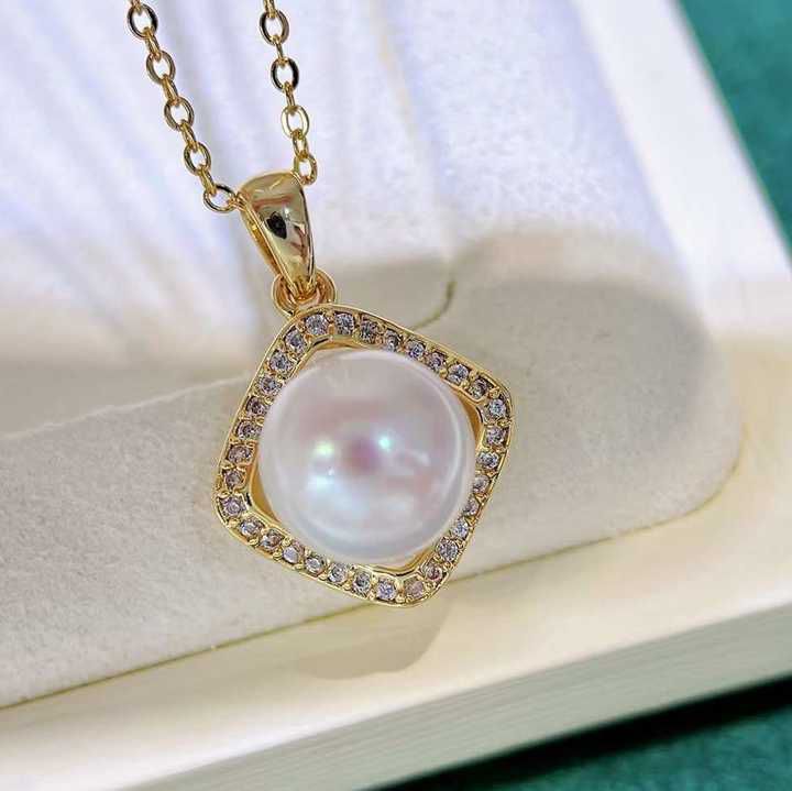 Glamorous pearl necklace, an ideal gift for women.