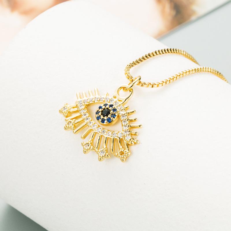 "Simple yet elegant 18kt women’s jewelry, designed for daily wear."