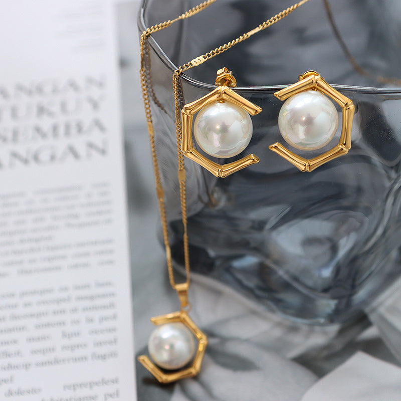 "Geometric perfection, elevated by the purity of pearls."
"Contemporary elegance, crafted with pearls and precision."