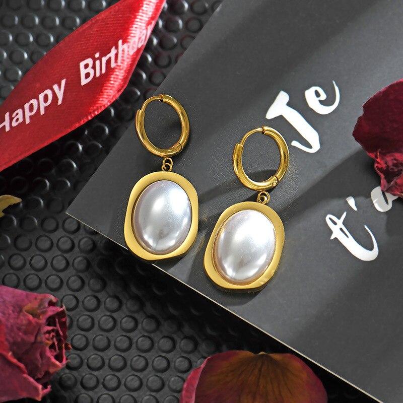 The asymmetrical placement of pearls adds a modern, edgy feel.