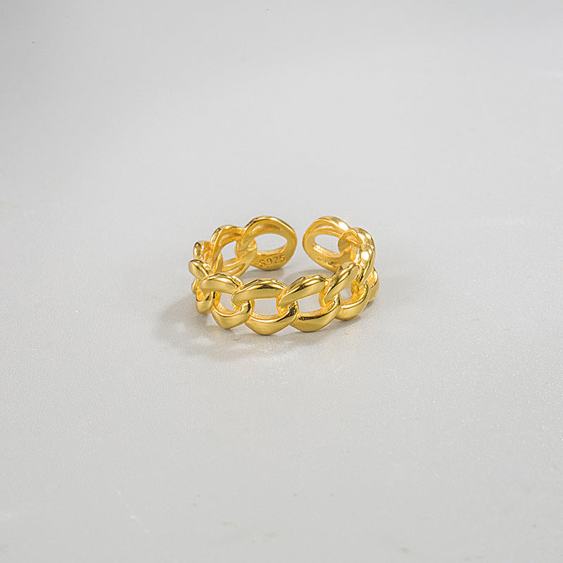 Bold. Chic. Effortless. The gold link ring that adapts to you.