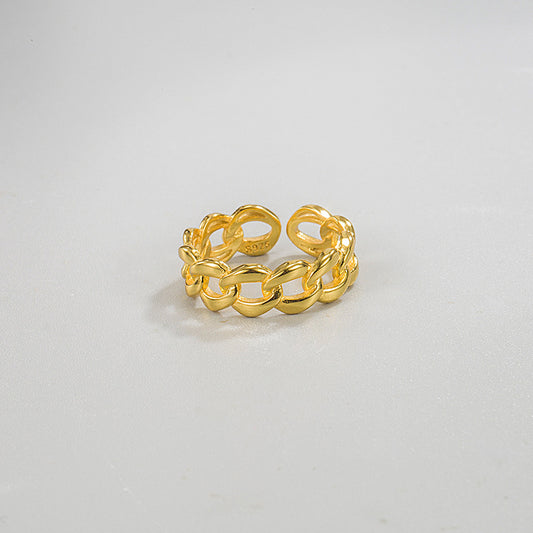 Bold. Chic. Effortless. The gold link ring that adapts to you.