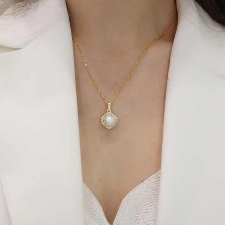 Elegant pearl necklace with anti-tarnish technology