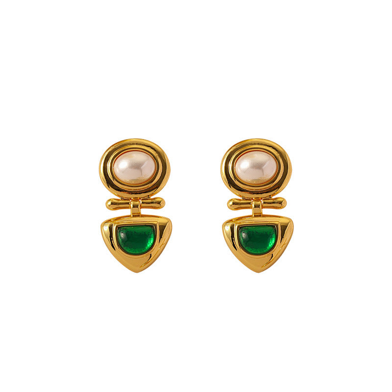 Stylish women’s jewelry gift set featuring pearls and gold accents."