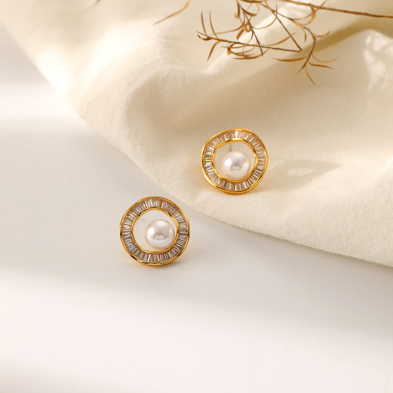 "Anti-tarnish pearl jewelry, showcasing a lustrous earrings."