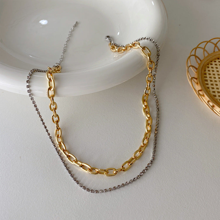 The fine chain sits lightly against the skin for everyday comfort.
Displayed on a soft background to enhance its dual-tone shine.