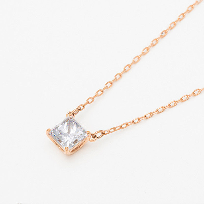 "A solitaire that shines in the elegance of a square frame."
