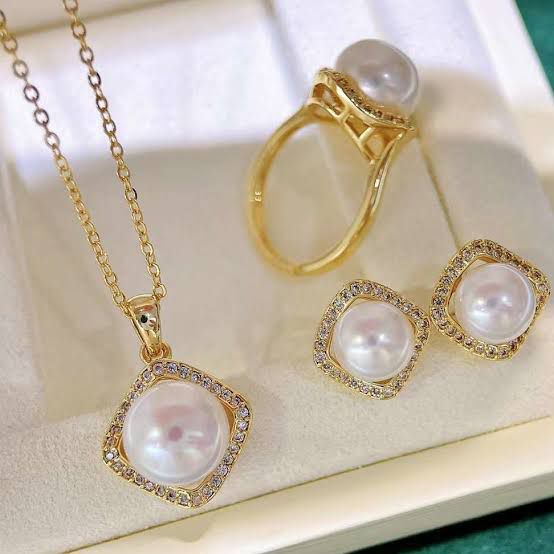 The Classic Pearl Necklace Set with Adjustable Ring combines timeless elegance with modern versatility, crafted from high-quality 925 sterling silver.