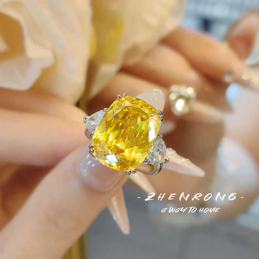 Golden Aura Oval Luxe Ring