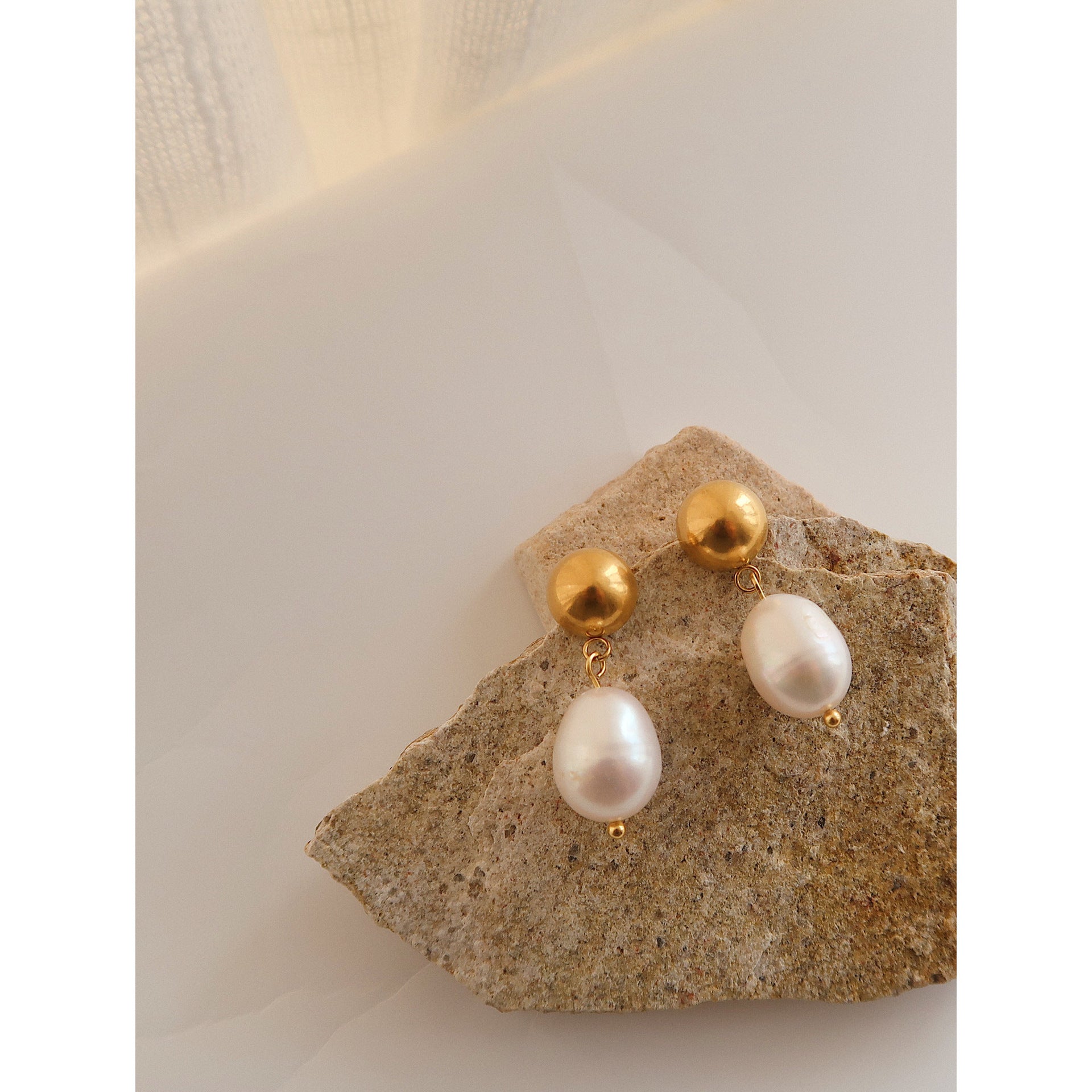 stylish women’s jewelry gift set featuring pearls and gold accents.
