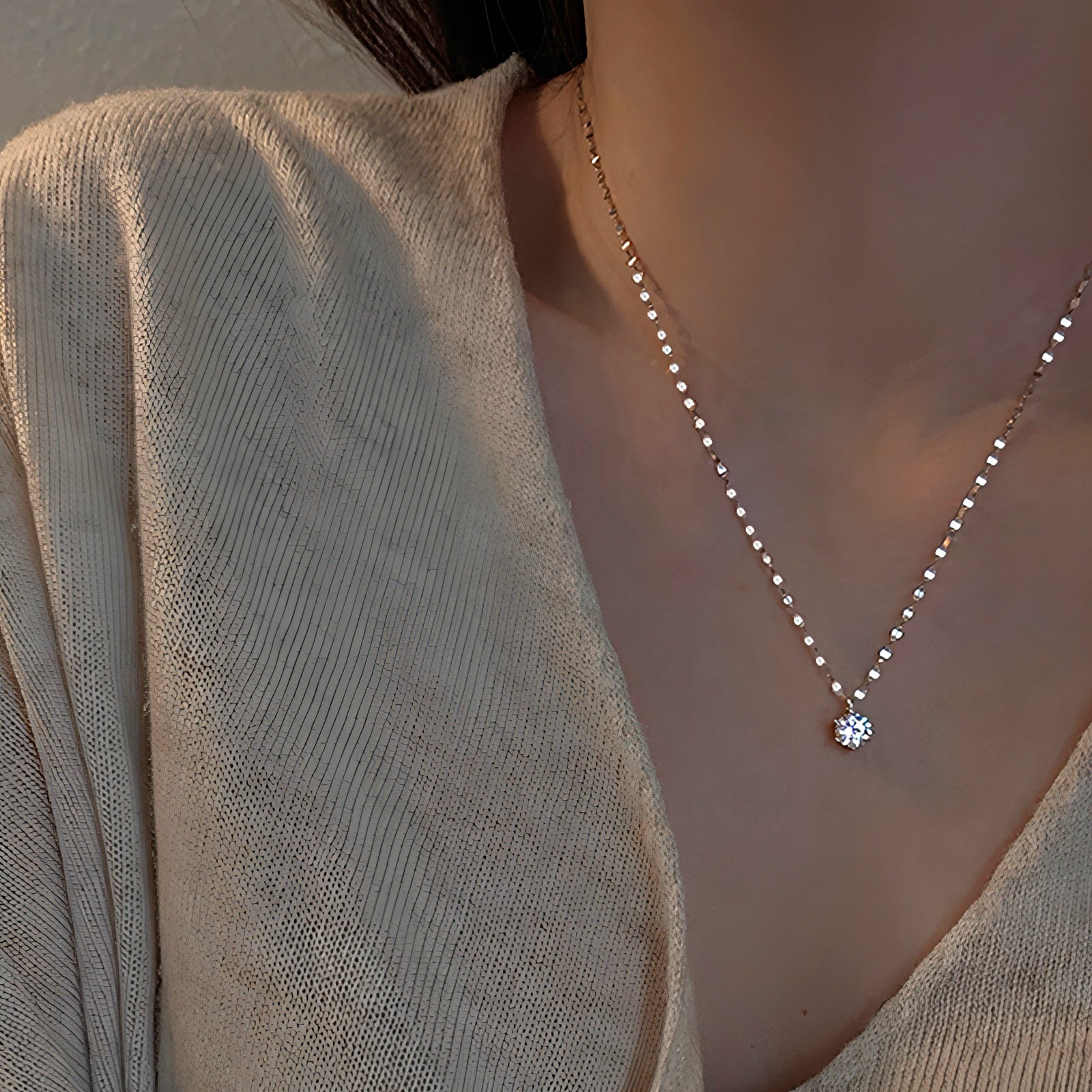 "A sparkling 2-carat solitaire pendant, radiating beauty with every glance."

luxury jewellery 