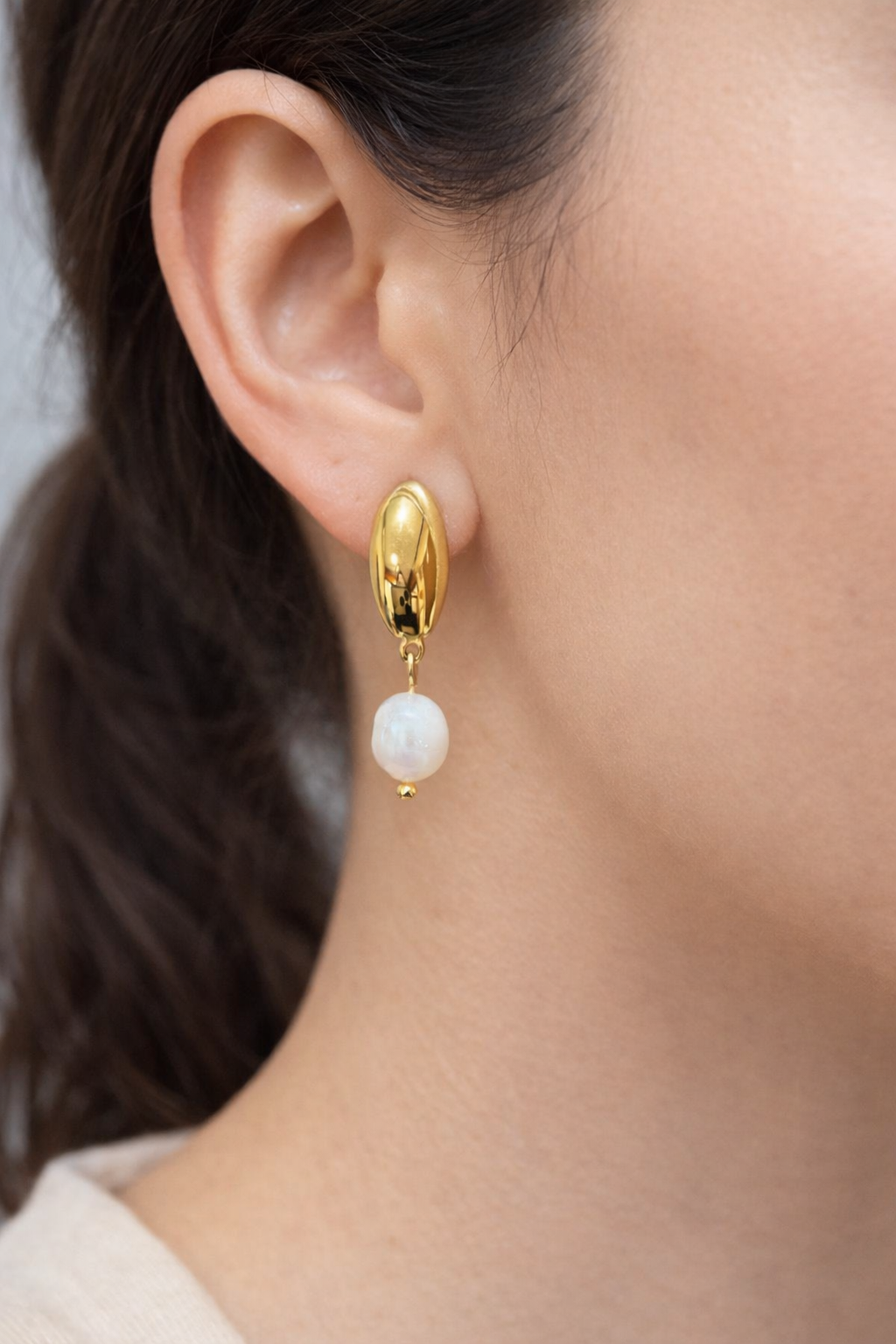 Élan Pearl Drop Earrings
