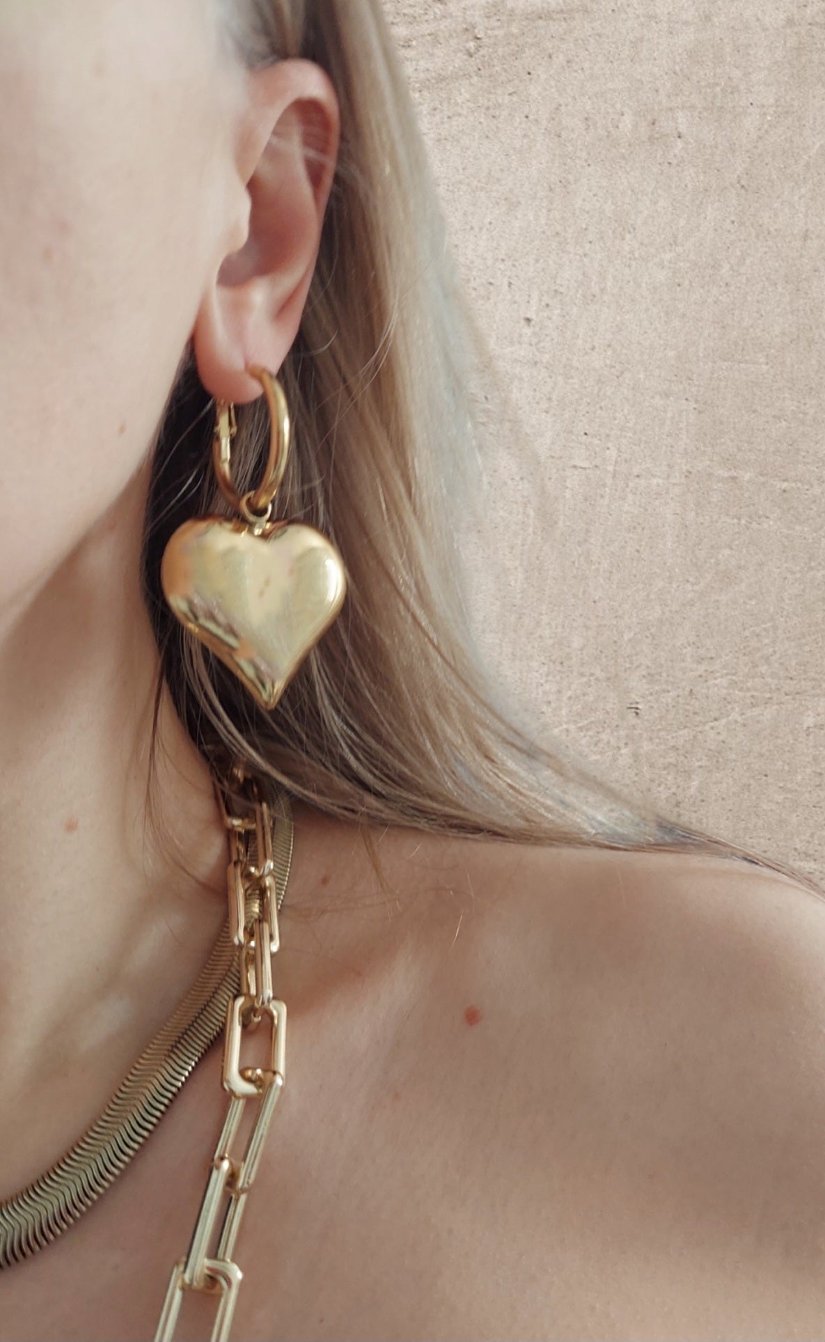 "Elegant jewelry gift for women, perfect for special occasions."
