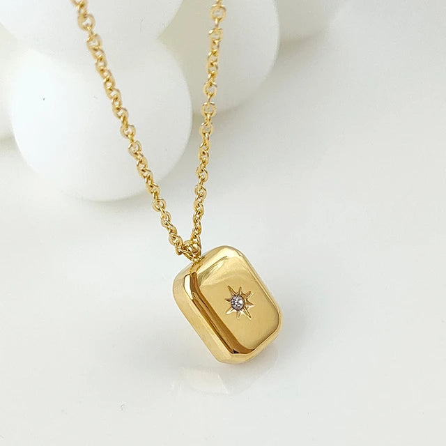 "A touch of gold, a sparkle of diamonds – pure elegance."