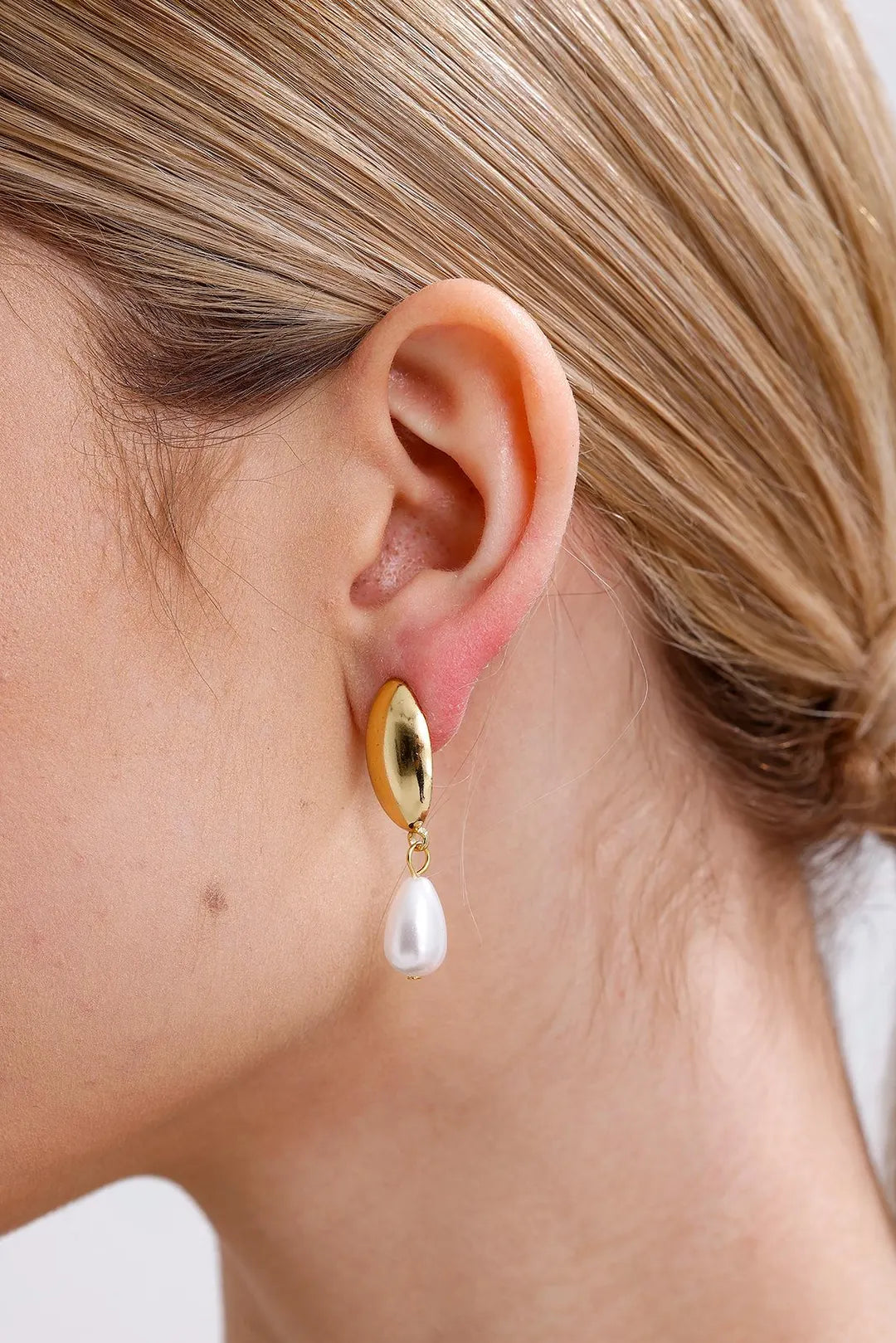 Élan Pearl Drop Earrings