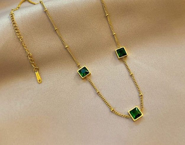 Set in a delicate, yet elegant design, it enhances the gemstone's natural brilliance. 