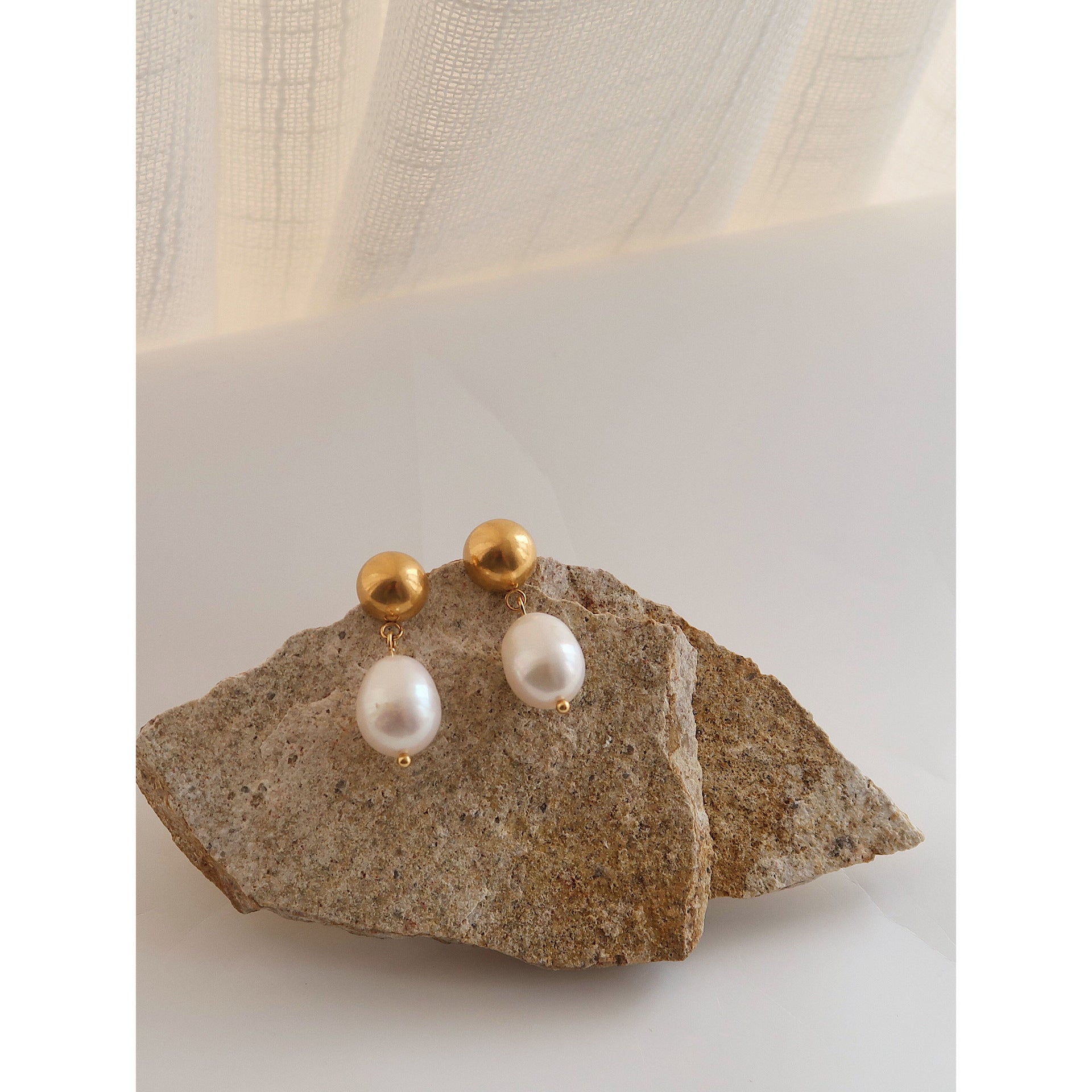Anti-tarnish pearl earrings with a polished finish
