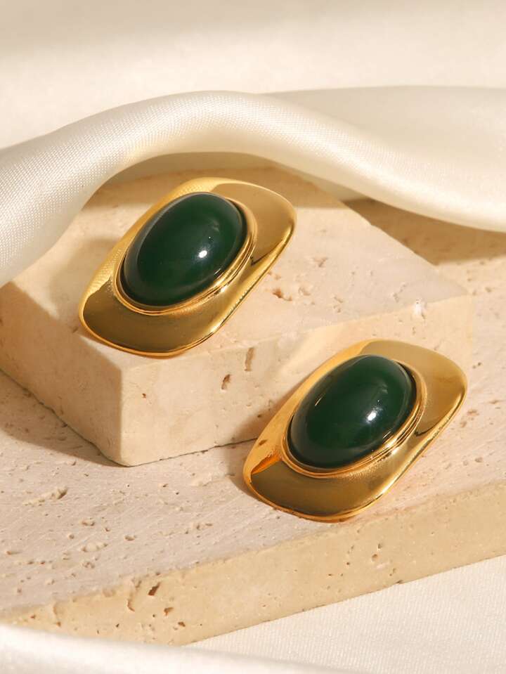 "Stylish women’s jewelry gift set and gold accents."
