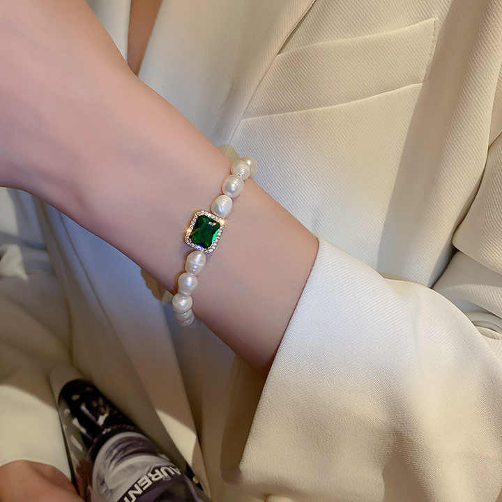 Emerald Motif Pearl Bracelet