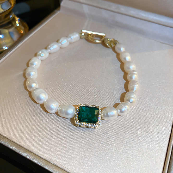 Emerald Motif Pearl Bracelet