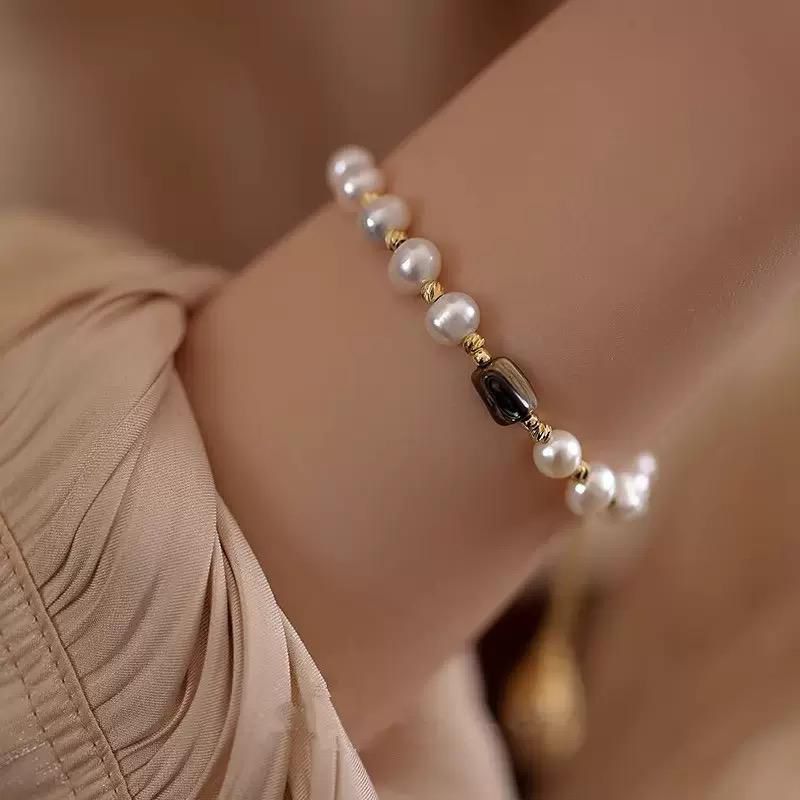 Elara Pearl Bracelet
