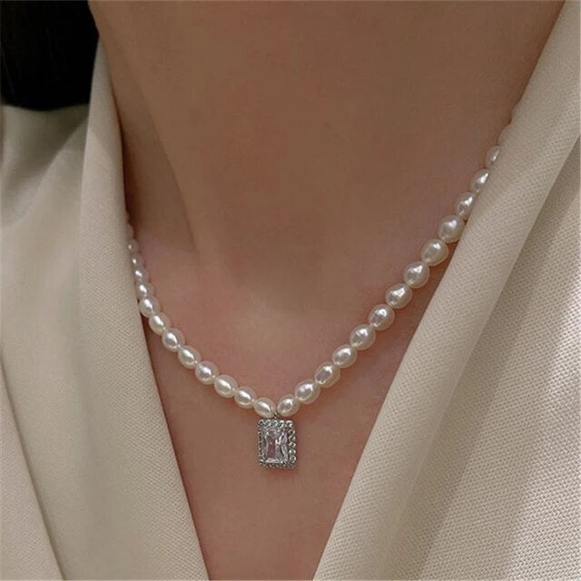 Glamorous pearl necklace, an ideal gift for women.
