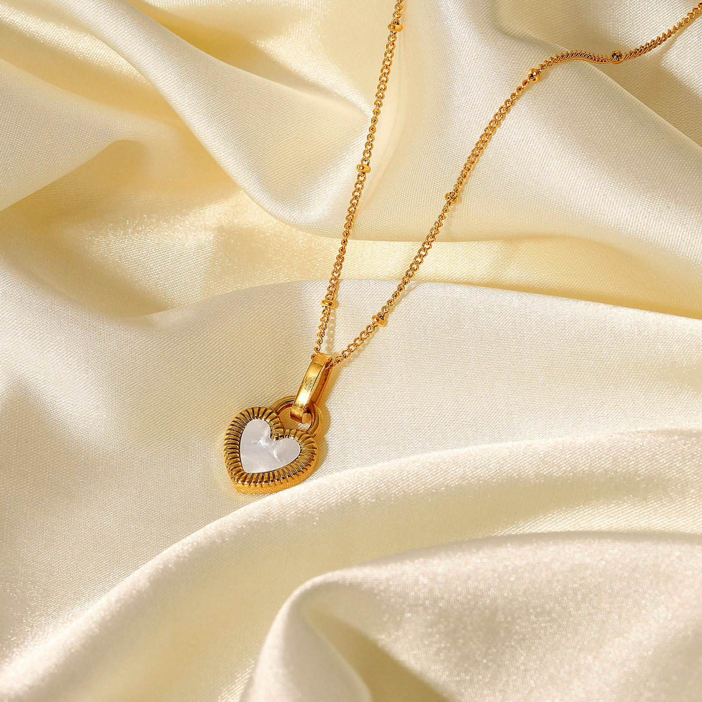 "Versatile elegance, with the charm of a shell heart."