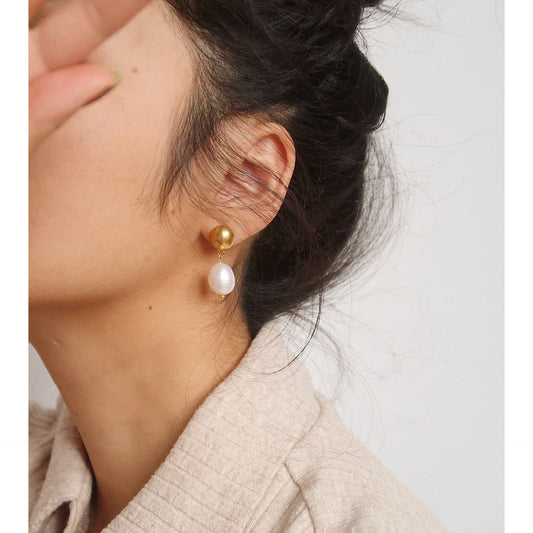 Elegant and versatile, the Pearl Tiny Drop Earrings bring a soft, feminine touch to your jewelry collection, perfect for any style.