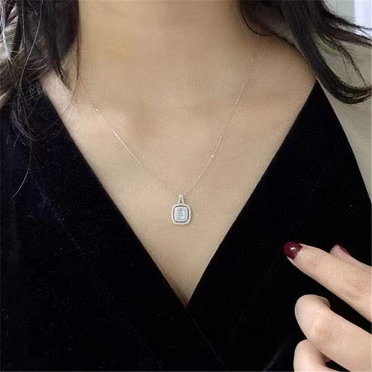 
"Lightweight and durable neckpiece, ideal for daily wear."
