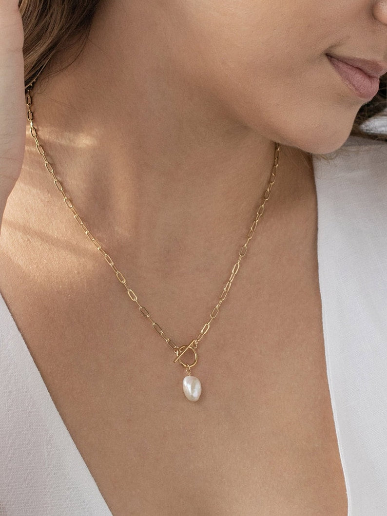 Anti-tarnish pearl necklace with a polished finish