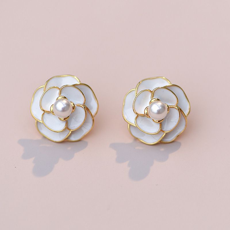 these earrings are perfect for your dates and everyday wear. They will look great with any outfit, from jeans to a cocktail dress. Plus, these earrings are the perfect gift for someone you love.