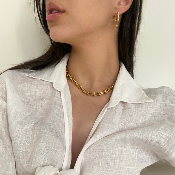 Crafted with precision, the necklace offers a perfect balance of simplicity and charm. 