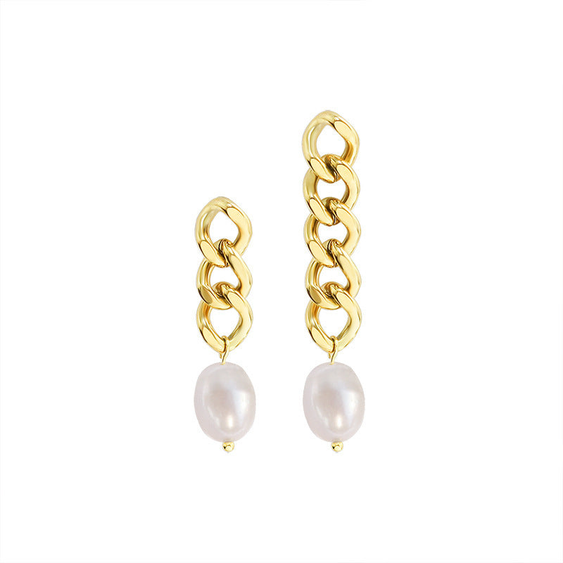 Perfectly balanced between classic and modern, the Tucker Pearl Earrings are an essential accessory for sophisticated wardrobes.